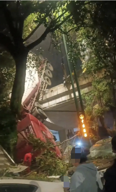 华锋优配快线 四川宜宾水泥罐车坠下高速桥致多车受损！警方通报称无人伤亡